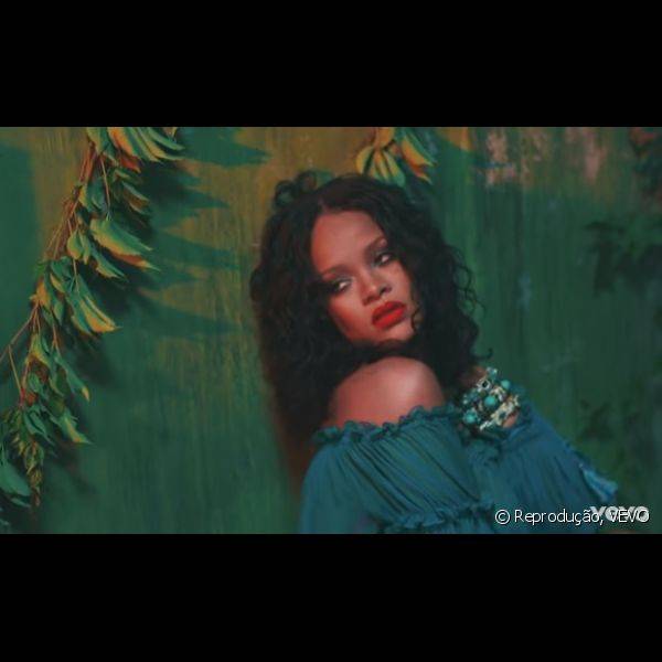 Para combinar com a sombra verde escura, o batom vermelho usado por Rihanna foi um tom bem matte e vibrante (Foto: Reprodu??o VEVO)